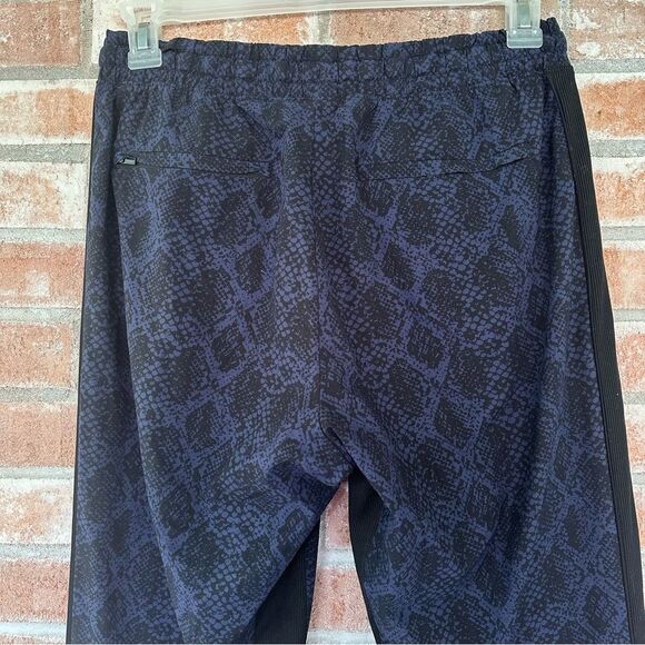Athleta Brooklyn Jogger Pants Women’s 8 Blue Black Snakeskin Print - Picture 7 of 10